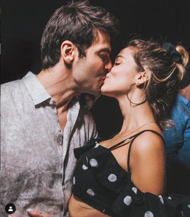 卡卡求婚成功:两任妻子傻傻分不清(图) 卡卡求婚成功:两任妻子傻傻分不清(图)