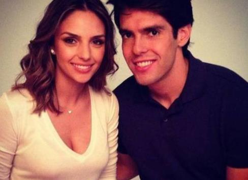 卡卡求婚成功:两任妻子傻傻分不清(图) 卡卡求婚成功:两任妻子傻傻分不清(图)