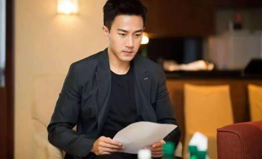 刘恺威离婚后亮相：节目中开心玩花式跳绳（图）