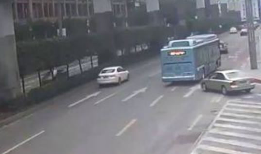 男子碰瓷月赚万元过程原因曝光：一个月碰瓷11次我服了