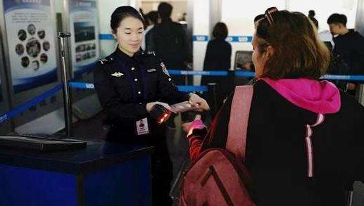 机场安检诡异微笑什么情况：机场安检诡异微笑真相详情