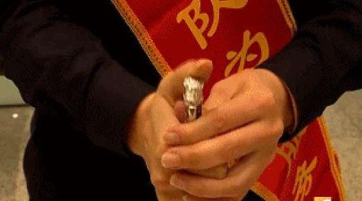 机场安检诡异微笑什么情况：机场安检诡异微笑真相详情