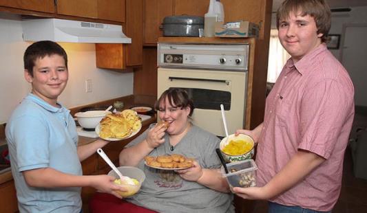 女子体重1400斤仍要增肥：唯一健康的超胖人（图）