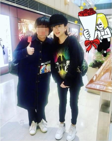 方媛逛街被偶遇素颜合照：温柔甜美可人（图）