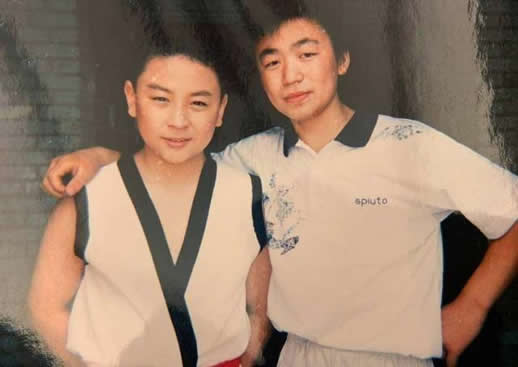 释小龙王宝强颁奖什么情况：青涩旧照是好友也是同门师兄弟