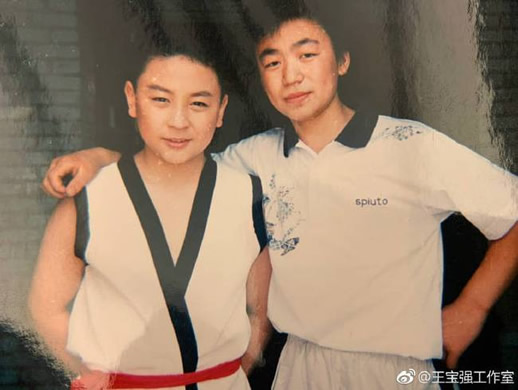 释小龙王宝强颁奖：曝光两人童年青涩萌照（图）