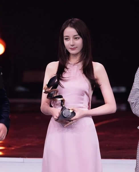 王栎鑫调侃朱一龙什么情况：具体内容真相详情曝光