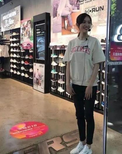 路人镜头下的女明星:路遇女明星素颜的样子 路人镜头下的女明星:路遇女明星素颜的样子