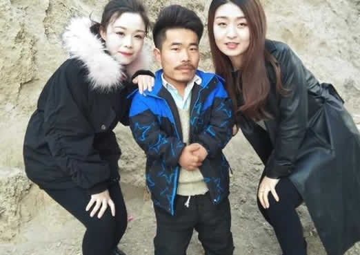 小矮人因明星脸爆红是什么情况：看看小矮人照片像谁