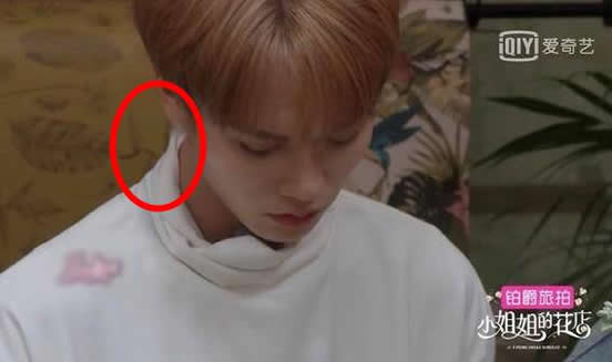 男艺人节目禁耳钉详情真相：节目戴耳钉给你马赛克
