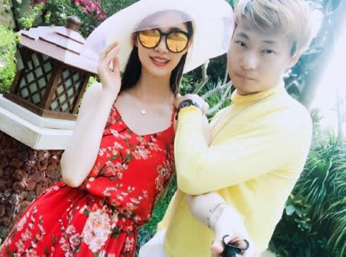 巩汉林全家福曝光:一家四口近照(图) 巩汉林全家福曝光:一家四口近照(图)