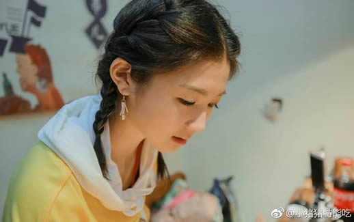 一本姐小猪猪特能吃：精致的猪猪女孩靠吃养活自己