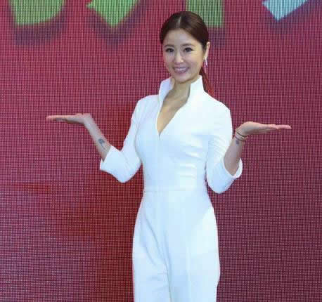 林心如晒素颜自拍近照：笑容开心皮肤好（图）