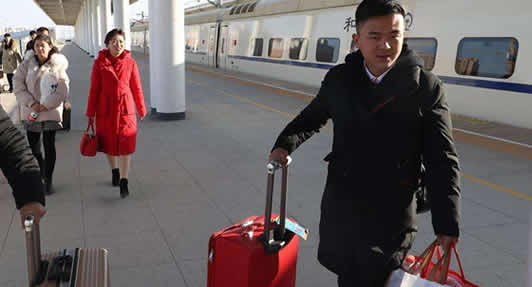 坐动车迎娶新娘具体什么情况：坐动车千里迎娶画面曝光