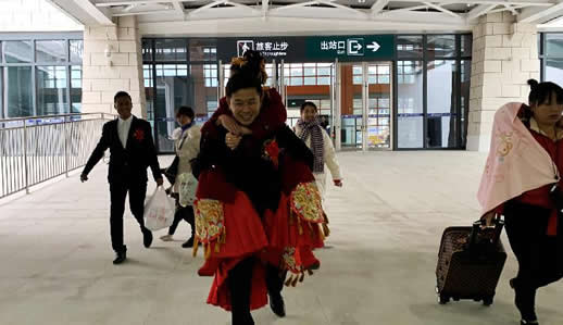 坐动车迎娶新娘具体什么情况：坐动车千里迎娶画面曝光