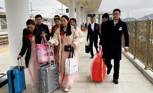 坐动车迎娶新娘具体什么情况：坐动车千里迎娶画面曝光