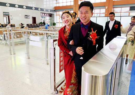 坐动车迎娶新娘具体什么情况：坐动车千里迎娶画面曝光