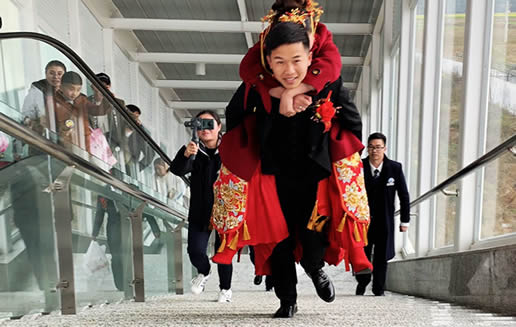 坐动车迎娶新娘具体什么情况：坐动车千里迎娶画面曝光