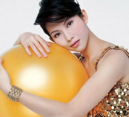 46岁蔡少芬扮嫩照片:蔡少芬花色收身长裙美艳(图) 46岁蔡少芬扮嫩照片:蔡少芬花色收身长裙美艳(图)