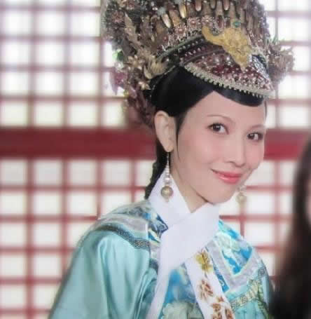 46岁蔡少芬扮嫩照片:蔡少芬花色收身长裙美艳(图) 46岁蔡少芬扮嫩照片:蔡少芬花色收身长裙美艳(图)