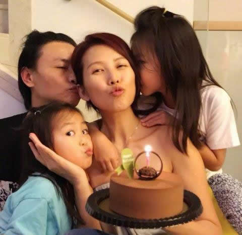 46岁蔡少芬扮嫩照片:蔡少芬花色收身长裙美艳(图) 46岁蔡少芬扮嫩照片:蔡少芬花色收身长裙美艳(图)