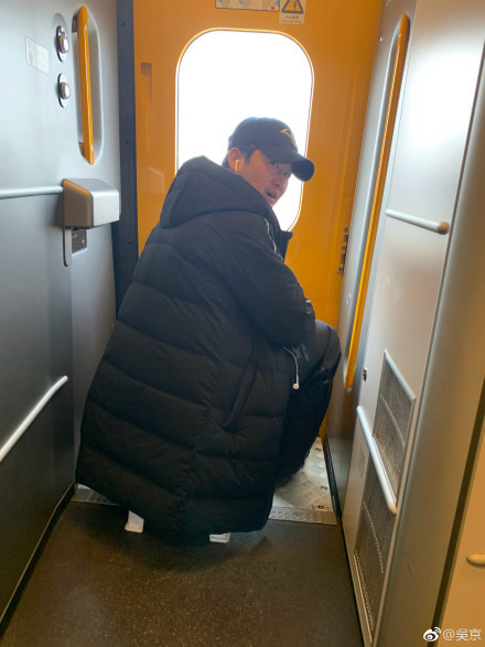 吴京带板凳坐火车全过程:原因真相曝光(图) 吴京带板凳坐火车全过程:原因真相曝光(图)