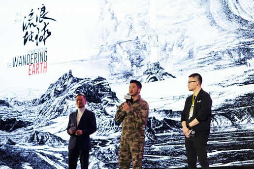 吴京带板凳坐火车全过程:原因真相曝光(图) 吴京带板凳坐火车全过程:原因真相曝光(图)