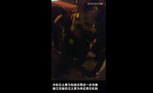 大学生录像后扶人全过程:网络争议大学生录像后扶人真相 大学生录像后扶人全过程:网络争议大学生录像后扶人真相