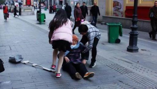 大学生录像后扶人全过程:网络争议大学生录像后扶人真相 大学生录像后扶人全过程:网络争议大学生录像后扶人真相