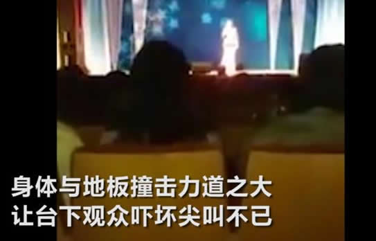 演唱会飙高音猝死画面曝光:详情始末及猝死者是谁 演唱会飙高音猝死画面曝光:详情始末及猝死者是谁