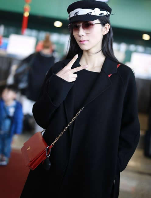 韩雪经典黑红搭配：红色开叉裙大秀美腿（图）