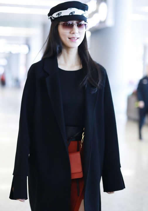 韩雪经典黑红搭配：红色开叉裙大秀美腿（图）