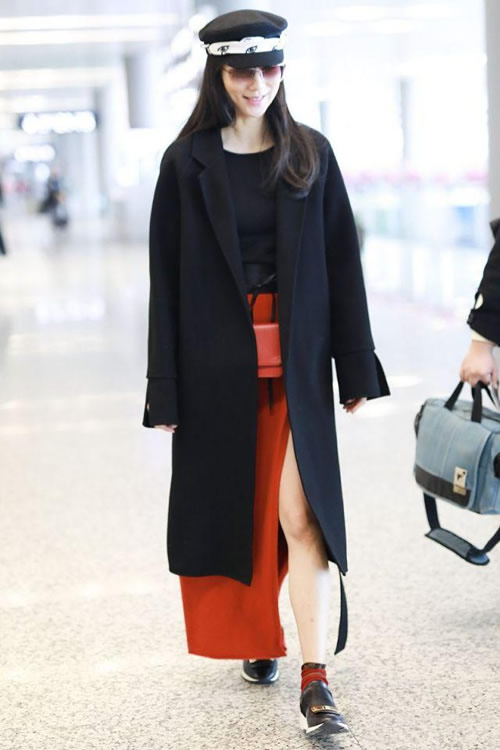 韩雪经典黑红搭配：红色开叉裙大秀美腿（图）