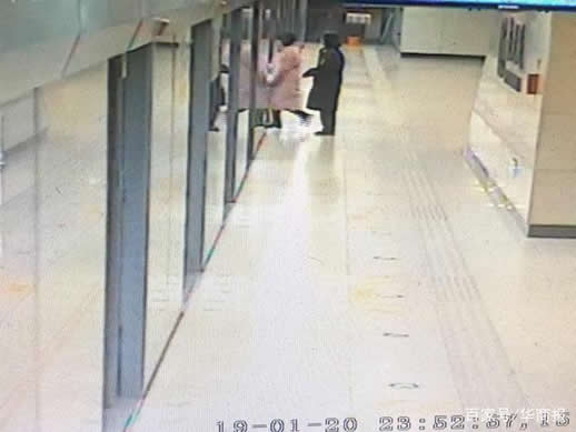 末班地铁开门：暖心一幕如沐春风（图）