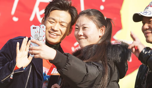王宝强与粉丝自拍:大方自拍笑容灿烂(图) 王宝强与粉丝自拍:大方自拍笑容灿烂(图)