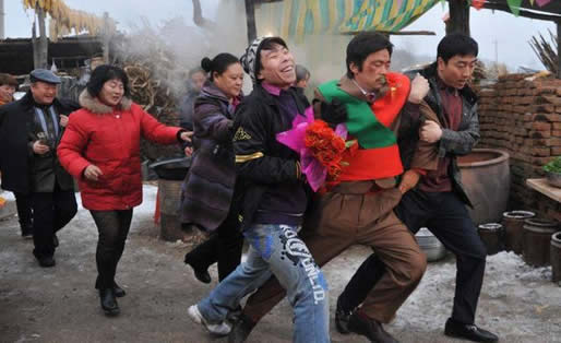 王宝强与粉丝自拍:大方自拍笑容灿烂(图) 王宝强与粉丝自拍:大方自拍笑容灿烂(图)