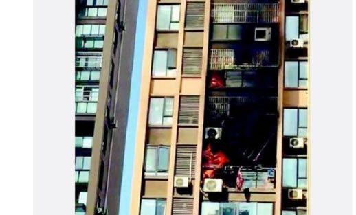 高空烟头点燃小区画面:具体经过详情结果怎样 高空烟头点燃小区画面:具体经过详情结果怎样