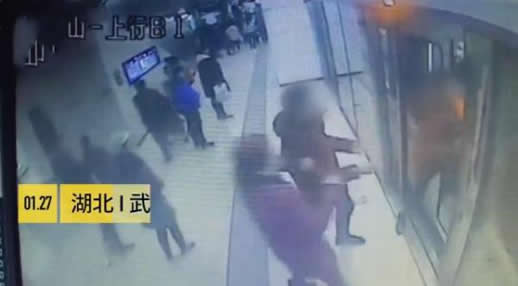 夫妻拦屏蔽门被拘什么情况：事件真相经过令人震惊