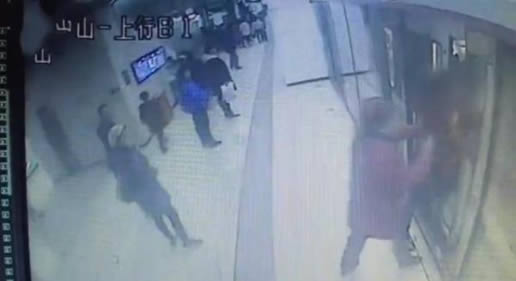 夫妻拦屏蔽门被拘什么情况：事件真相经过令人震惊