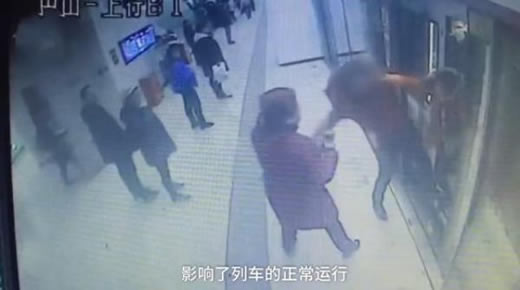 夫妻拦屏蔽门被拘什么情况：事件真相经过令人震惊