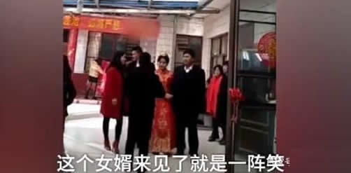 姐姐出嫁弟弟拉横幅具体内容:详情经过逗得新郎直笑 姐姐出嫁弟弟拉横幅具体内容:详情经过逗得新郎直笑