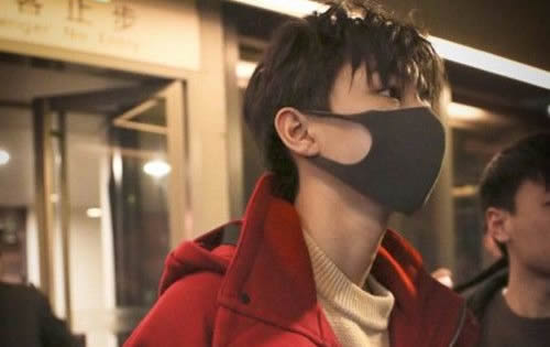 王俊凯被摸腰事件全过程:揭晓谁摸了王俊凯的腰 王俊凯被摸腰事件全过程:揭晓谁摸了王俊凯的腰