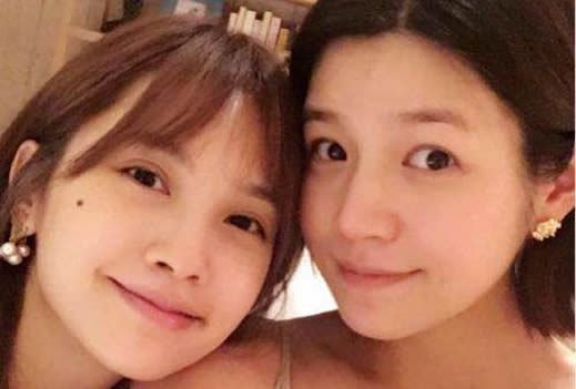 杨丞琳晒姐妹合影近照：杨丞琳陈妍希合照对镜头卖萌