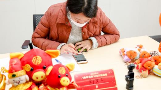 女子1分钟花100万什么情况:具体详情曝光若是你该怎么花 女子1分钟花100万什么情况:具体详情曝光若是你该怎么花