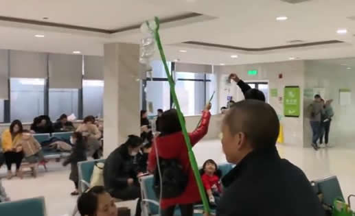 挑衣杆成输液神器是怎么回事：挑衣杆成输液神器画面