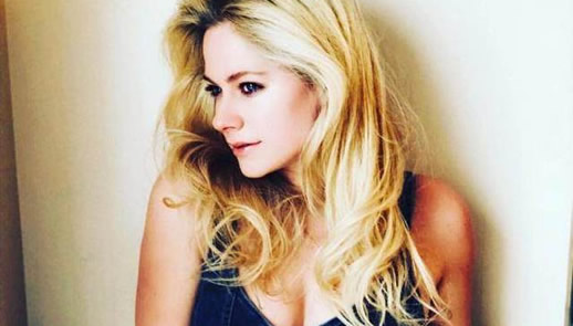 艾薇儿麻辣鸡新歌专辑：艾薇儿麻辣鸡合作晒封面美图