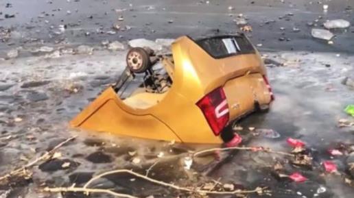 夫妻开车翻进河是什么情况:夫妻开车翻进河现场画面 夫妻开车翻进河是什么情况:夫妻开车翻进河现场画面