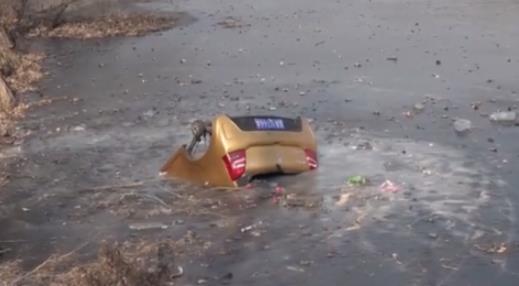 夫妻开车翻进河是什么情况:夫妻开车翻进河现场画面 夫妻开车翻进河是什么情况:夫妻开车翻进河现场画面