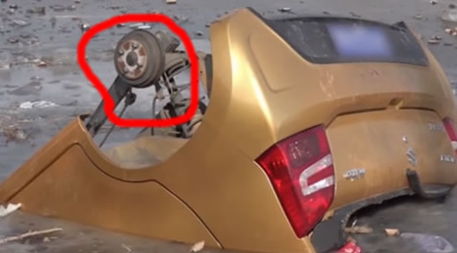 夫妻开车翻进河是什么情况:夫妻开车翻进河现场画面 夫妻开车翻进河是什么情况:夫妻开车翻进河现场画面