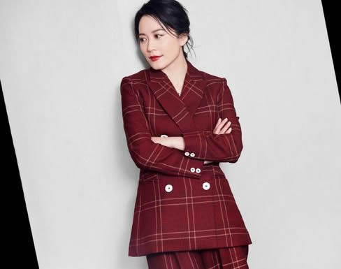 俞飞鸿时尚穿搭示范：优雅连衣裙搭配减龄短发